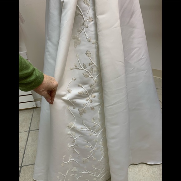 Size 4 Oleg Cassini Off White Beaded Button Back Wedding Gown Dress w/train - Picture 3 of 7